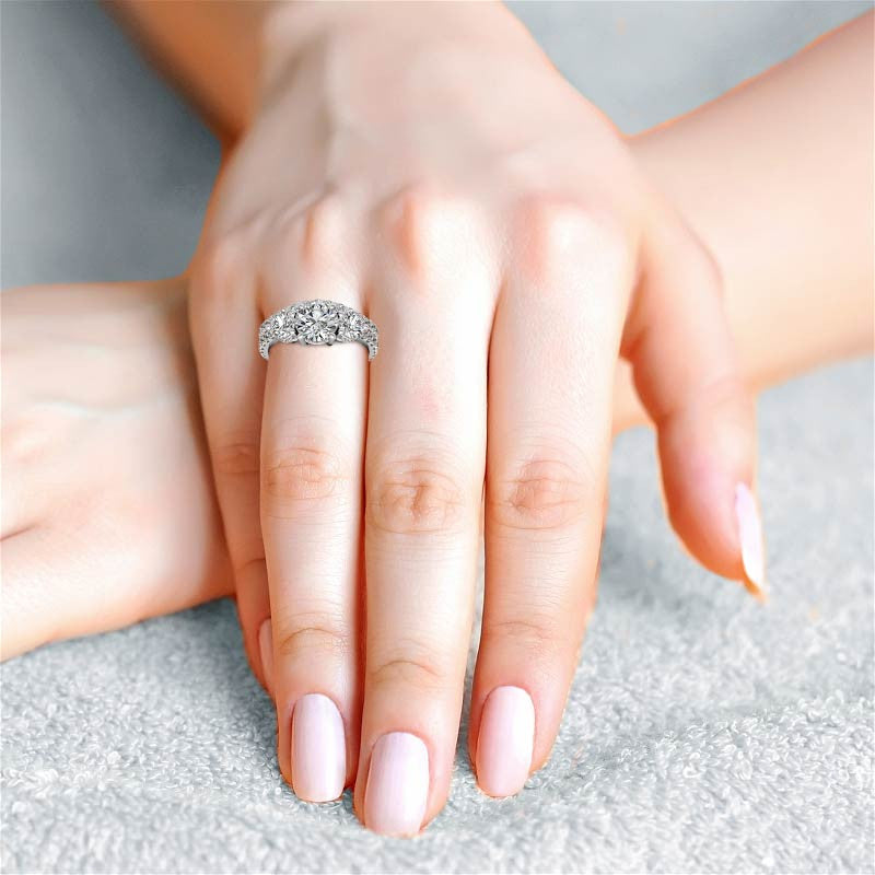 4.10 Carat E VS1 Round-Cut Solar Diamond Three-Stone Engagement Ring – Certified 14K Yellow Gold